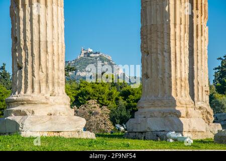 Vue sur la colline de lycabetus à travers les colonnes et le temple de zeus à athènes Banque D'Images