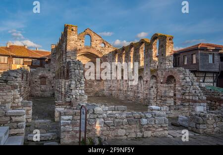 Ruines de l'église byzantine de Sainte-Sophie dans la vieille ville de Nessebar, Burgas, Bulgarie.L'ancienne ville de Nesebar est un site classé au patrimoine mondial de l'UNESCO. Banque D'Images