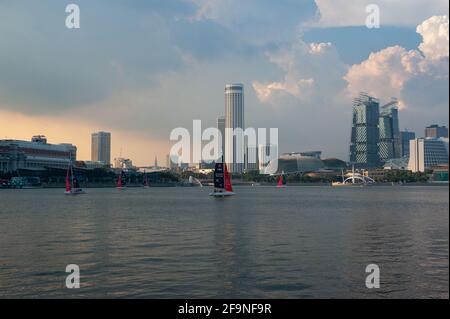 28.03.2021, Singapour, République de Singapour, Asie - vue de la promenade du front de mer de l'autre côté de Marina Bay dans le quartier du centre-ville pendant Covid. Banque D'Images