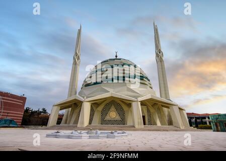 Istanbul, Turquie.Université de Marmara Faculté de théologie Mosquée à Altunizade.Nouvelle mosquée moderne Banque D'Images