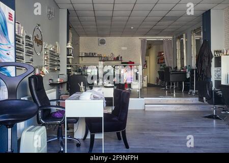 En regardant dans un salon de beauté pour femmes forcé de fermer pendant verrouillages de sécurité Banque D'Images