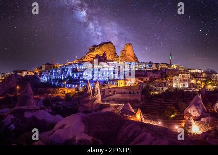 Château d'Uchisar la nuit. C'est une petite mais belle ville de Cappadoce, Turquie près de Göreme. L'un des meilleurs points de vue de la vallée. Lumières colorées. Banque D'Images