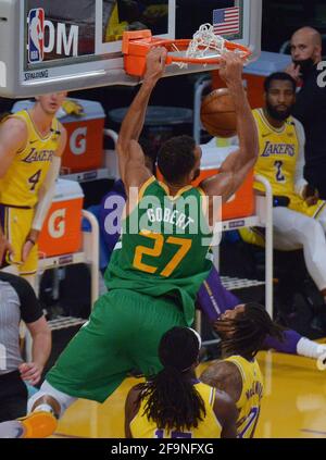 Le centre de jazz de l'Utah Rudy Gobert (27) se déchaîne sur les défenseurs de Los Angeles Lakers lors de la première moitié de leur match NBA au Staples Center de Los Angeles le lundi 19 avril 2021. La Jazz défait les Lakers 111-97. Photo de Jim Ruymen/UPI Banque D'Images