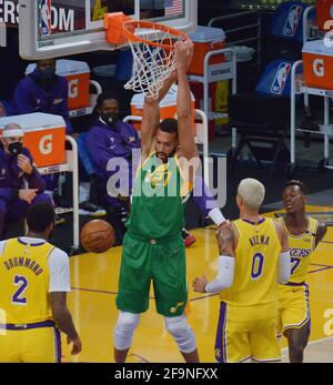 Le centre de jazz de l'Utah Rudy Gobert (27) se déchaîne sur les défenseurs de Los Angeles Lakers lors de la première moitié de leur match NBA au Staples Center de Los Angeles le lundi 19 avril 2021. La Jazz défait les Lakers 111-97. Photo de Jim Ruymen/UPI Banque D'Images