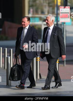 Alan Foster, agent de police retraité du South Yorkshire (à droite), devant le Lowry Theatre, Salford Quays, dans le Grand Manchester, où il est jugé accusé de faire des actes tendant ou visant à pervertir le cours de la justice à la suite de la catastrophe de Hillsborough, le 15 avril 1989. Date de la photo: Mardi 20 avril 2021. Banque D'Images