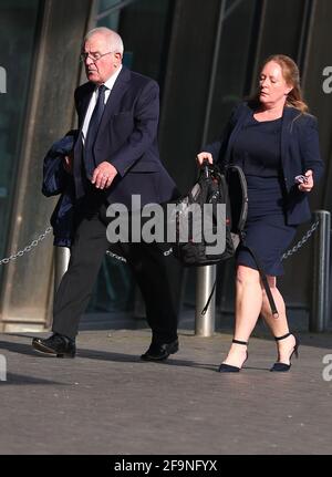 Donald Denton, agent de police retraité du South Yorkshire (à gauche), devant le Lowry Theatre, Salford Quays, dans le Grand Manchester, où il est accusé de faire des actes tendant ou visant à pervertir le cours de la justice à la suite de la catastrophe de Hillsborough, le 15 avril 1989. Date de la photo: Mardi 20 avril 2021. Banque D'Images