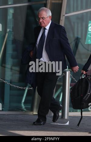 Donald Denton, agent de police retraité du South Yorkshire (à gauche), devant le Lowry Theatre, Salford Quays, dans le Grand Manchester, où il est accusé de faire des actes tendant ou visant à pervertir le cours de la justice à la suite de la catastrophe de Hillsborough, le 15 avril 1989. Date de la photo: Mardi 20 avril 2021. Banque D'Images