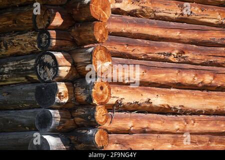 Mur extérieur en bois d'une cabane de montagne italienne dans le sud Tyrol Banque D'Images