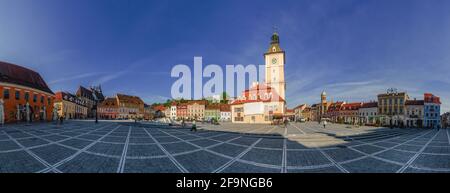 Brasov, Roumanie.Bâtiment de la Maison du Conseil situé au milieu de la place principale (Piata Sfatului) de la vieille ville de Brasov.Panorama Banque D'Images