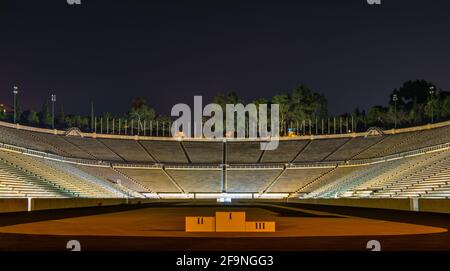 Le stade panathénaïque ('Kalimarmaro') à l'heure 'bleue'. Athènes, Grèce. Banque D'Images