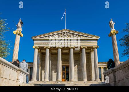 Construction de l'Académie moderne d'Athènes, le plus haut établissement de recherche du pays situé à Panepistimio est l'un des points de repère d'Athènes Banque D'Images