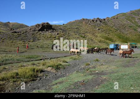 Equitation dans le Yoliin / Yolyn am / Yol Valley ('Vulture Alley'), le parc national Gurvan Saikhan, les montagnes de l'Altaï, province d'Omnogovi, Mongolie. Banque D'Images