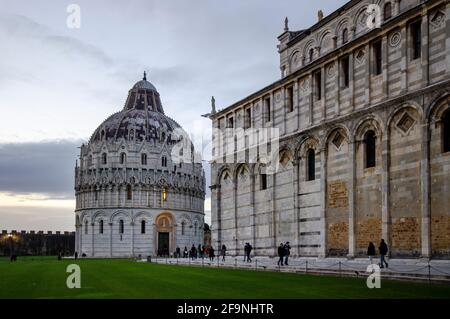 Baptistère romane de Pise de Saint Jean (Battistero di Pisa) à la Piazza dei Miracoli ou Piazza del Duomo (place de la cathédrale) à Pise, Toscane, Italie Banque D'Images