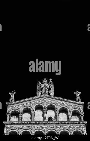 Église Saint Micheal à Foro belle façade romane médiévale dans la ville de Lucques, Toscane, érigée au XIIIe siècle (Noir et blanc avec cop Banque D'Images