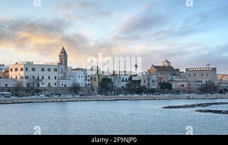 Paysage urbain de Bari, Italie au coucher du soleil avec basilique de San Nicola et cathédrale romane. Bari, Puglia, Italie. Vue sur le front de mer depuis la marina. Banque D'Images