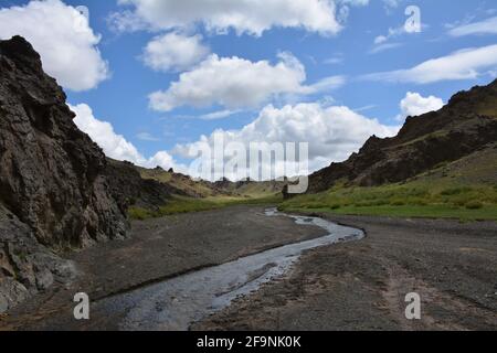 Paysage vu sur un trajet à travers Dungenee Canyon / Pass / Am dans le parc national de Gobi Gurvan Saikhan, Mongolie. Banque D'Images