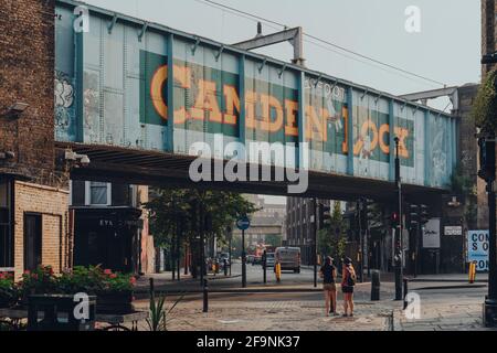 Londres, Royaume-Uni - 12 août 2020 : panneau emblématique du pont ferroviaire Camden Lock par Camden Market, l'une des destinations de détail les plus fréquentées de Londres. Banque D'Images