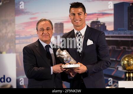 Photo du dossier en date du 02 octobre 2015 de Florentino Perez a remis le prix du meilleur buteur Cristiano Ronaldo lors de l'hommage à Cristiano Ronaldo par le Real Madrid CF à l'occasion de son nouveau record en étant le meilleur buteur dans l'histoire du club au stade Santiago Bernabeu à Madrid, en Espagne. La Super League européenne a été créée « pour sauver le football », explique le président du Real Madrid Florentino Perez. Real est l'un des 12 clubs européens qui se sont inscrits à la ligue séparatiste et ont l'intention d'établir une nouvelle compétition de mi-semaine. Perez a dit que le mouvement avait été fait parce que les jeunes ne sont plus int Banque D'Images