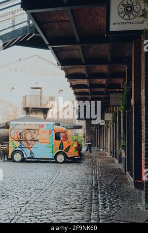 Londres, Royaume-Uni - 12 août 2020 : Gabeto camion alimentaire cubain stationné dans des boutiques fermées à l'intérieur du marché Camden stables. Commencé avec 16 stands en 1974, Camden Mark Banque D'Images