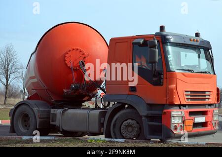 Réservoir de carburant rouge du réservoir d'essence. Remorque à huile, camion sur route Banque D'Images