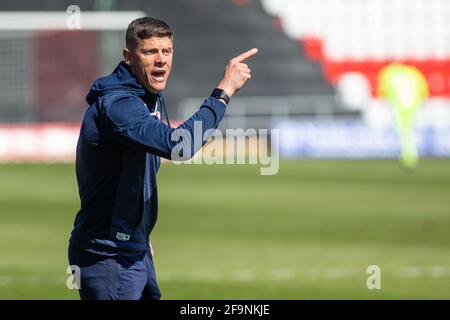 Alex Revell, responsable du football et du football, debout sur le réseau pendant jeu Banque D'Images