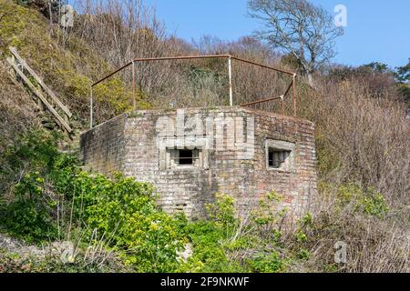 Une ancienne boîte de deux Pill de la guerre de kentworld abandonnée à St Margarets Bay, près de Douvres, dans le Kent Banque D'Images