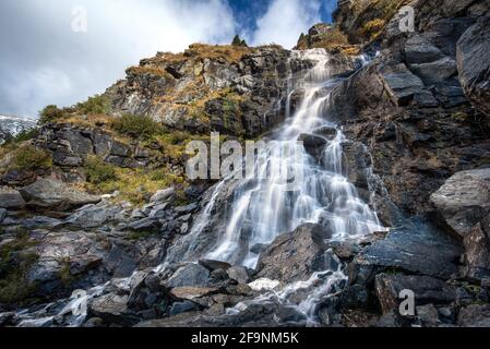 Chute d'eau de Balea Cascada dans les montagnes de Fagaras près de la célèbre route de Transfagarasan. Cascade rocheuse dans les Carpates, Transylvanie, Roumanie. Banque D'Images