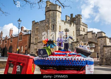 Personnages tricotés de la reine Elizabeth et du prince Philip au-dessus d'une boîte aux lettres à Windsor devant le Royal Funeral le 17 avril 2021. Banque D'Images