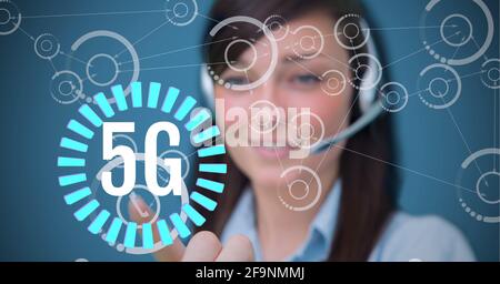 Composition de 5 g de texte sur les oscilloscopes scannant et femme d'affaires utilisant casque du téléphone Banque D'Images