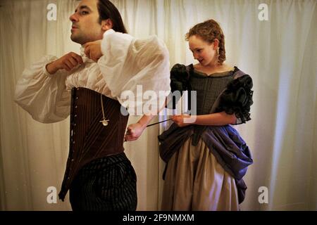 LES ACTEURS HATTIE MORAHAN ET STEPHEN NOONAN RÉPÈTENT POUR "L'AMOUR DANS UN BOIS" AU SWAN THEATRE STRATFORD À COTUMES CONÇU PAR SUE WILLMINGTON LES COSTUMES PRÉSENTENT DES CORSETS POUR LES HOMMES ET LES FEMMES. 10/4/01 PILSTON Banque D'Images