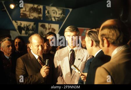 Premier homme à marcher dans l'espace (mars 1965) Alexei Leonov avec le dernier homme à marcher sur la lune (décembre 1972) Eugene Cernan, Paris Air Show (30/05/73) Banque D'Images