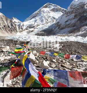 Vue depuis le camp de base du mont Everest, tentes et drapeaux de prière, parc national de sagarmatha, vallée de Khumbu, solukhumbu, montagnes de l'Himalaya du Népal Banque D'Images