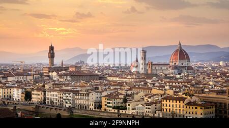 Florence (Firenze) en Italie au coucher du soleil de la Piazza Michelangelo y compris La cathédrale de Santa Maria del Fiore (Duomo) et Palazzo Vecchio Banque D'Images
