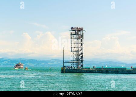 Vue sur un belvédère situé dans le port de friedrichshafen en Allemagne. Banque D'Images