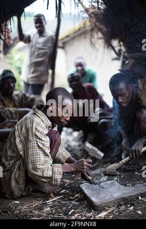 Village traditionnel de Pygmy, Parc national de Kibira, Burundi, Afrique Banque D'Images