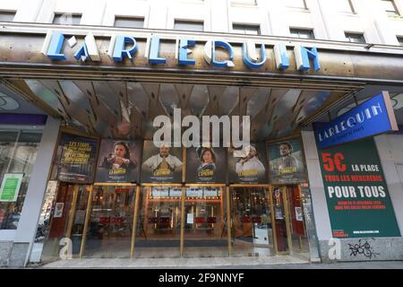 LES AFFICHES DES CINÉMAS DE PARIS PRÉSENTENT DES HÉROS DU VERROUILLAGE Banque D'Images