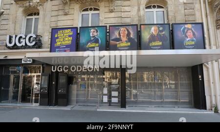 LES AFFICHES DES CINÉMAS DE PARIS PRÉSENTENT DES HÉROS DU VERROUILLAGE Banque D'Images