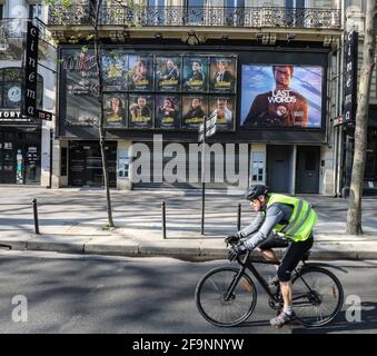 LES AFFICHES DES CINÉMAS DE PARIS PRÉSENTENT DES HÉROS DU VERROUILLAGE Banque D'Images