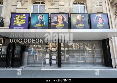 LES AFFICHES DES CINÉMAS DE PARIS PRÉSENTENT DES HÉROS DU VERROUILLAGE Banque D'Images