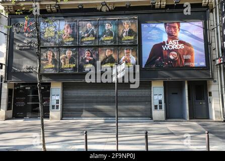 LES AFFICHES DES CINÉMAS DE PARIS PRÉSENTENT DES HÉROS DU VERROUILLAGE Banque D'Images