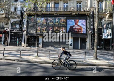 LES AFFICHES DES CINÉMAS DE PARIS PRÉSENTENT DES HÉROS DU VERROUILLAGE Banque D'Images