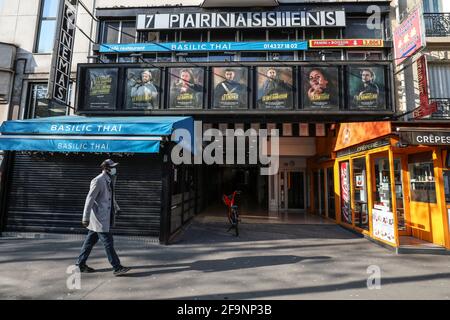 LES AFFICHES DES CINÉMAS DE PARIS PRÉSENTENT DES HÉROS DU VERROUILLAGE Banque D'Images