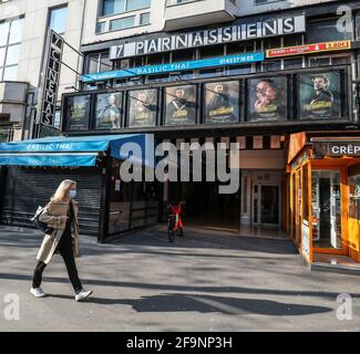 LES AFFICHES DES CINÉMAS DE PARIS PRÉSENTENT DES HÉROS DU VERROUILLAGE Banque D'Images