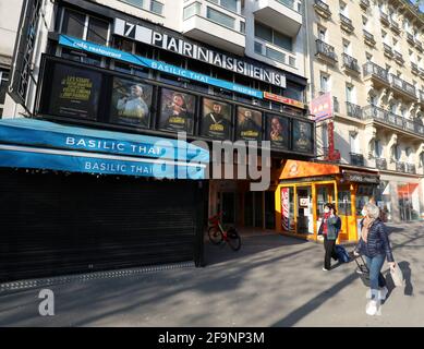 LES AFFICHES DES CINÉMAS DE PARIS PRÉSENTENT DES HÉROS DU VERROUILLAGE Banque D'Images