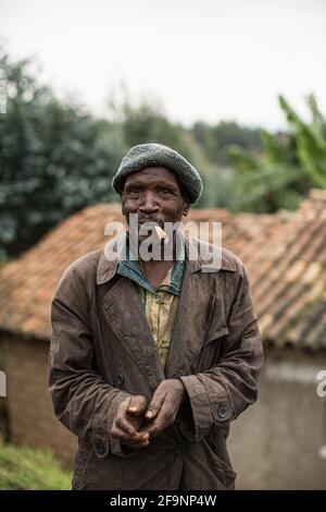 Village traditionnel de Pygmy, Parc national de Kibira, Burundi, Afrique Banque D'Images