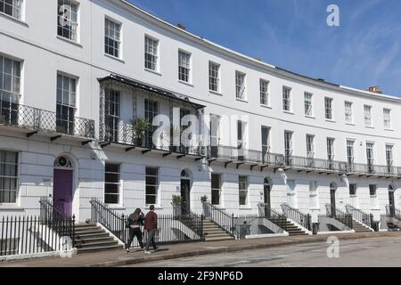 Georgian Cheltenham, Royal Crescent est une terrasse de 18 maisons construites en 1806-1810, dont beaucoup sont maintenant utilisées comme bureaux. Banque D'Images