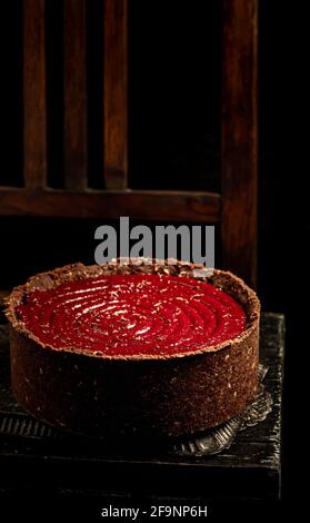 Un morceau de cheesecake au chocolat et à la framboise. Pâtisseries maison. Concentrez-vous sur une partie de la tranche et des bougies. Banque D'Images
