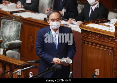 Tokyo, Japon. 20 avril 2021. Le Premier ministre japonais Yoshihide Suga prononce un discours à la séance plénière de la Chambre basse à Tokyo, le mardi 20 avril 2021. Suga est revenu des États-Unis le 18 avril, alors qu'il rencontrait le président américain Joe Biden comme premier dirigeant étranger. Credit: Yoshio Tsunoda/AFLO/Alay Live News Banque D'Images