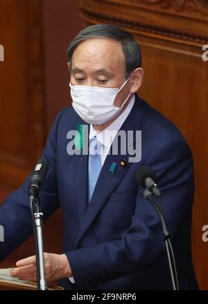 Tokyo, Japon. 20 avril 2021. Le Premier ministre japonais Yoshihide Suga prononce un discours à la séance plénière de la Chambre basse à Tokyo, le mardi 20 avril 2021. Suga est revenu des États-Unis le 18 avril, alors qu'il rencontrait le président américain Joe Biden comme premier dirigeant étranger. Credit: Yoshio Tsunoda/AFLO/Alay Live News Banque D'Images