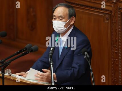 Tokyo, Japon. 20 avril 2021. Le Premier ministre japonais Yoshihide Suga prononce un discours à la séance plénière de la Chambre basse à Tokyo, le mardi 20 avril 2021. Suga est revenu des États-Unis le 18 avril, alors qu'il rencontrait le président américain Joe Biden comme premier dirigeant étranger. Credit: Yoshio Tsunoda/AFLO/Alay Live News Banque D'Images